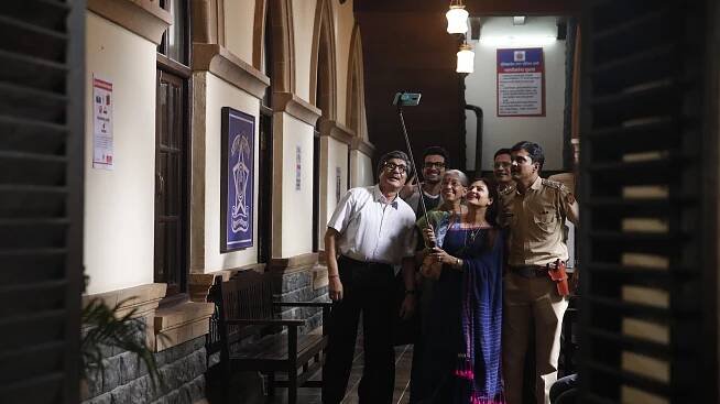 Raj Babbar, Raunaq Kamdar, Ratna Pathak Shah, Ayesha Jhulka, Atul Kulkarni, Pratish Vora - Happy Family Conditions Apply - Z filmu