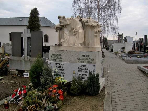Mařatice, hřbitov, náhrobek manželů Čundrlových.jpg