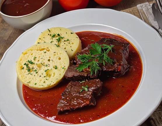 Rajská omáčka s hovězím a houskovým knedlíkem: Tradiční recept na českou klasiku snadno a chutně
