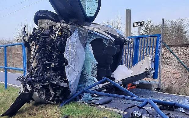 Galerie: Auto v Jihlavě vyvrátilo zábradlí a zřítilo se z mostu na cyklostezku - Galerie - Echo24.cz