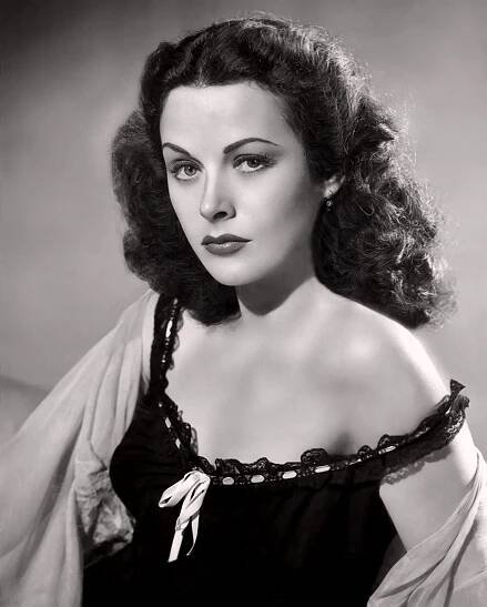 Hedy Lamarrová má nejen dokonalou tvář, ale také mozek, plný nápadů a vynálezů.