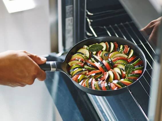This Shockingly Lightweight Cast-Iron Pan Is Dishwasher-Safe