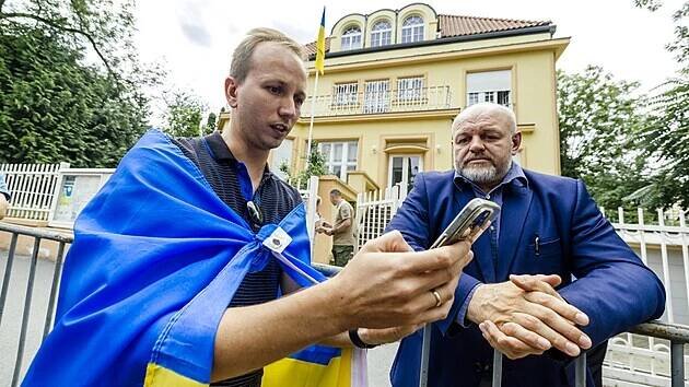 Před ukrajinskou ambasádou v Praze se sešlo několik desítek Ukrajinců, aby demonstrovali proti zadržování a nevydávání pasů jejich ambasádou. (26. července 2024)