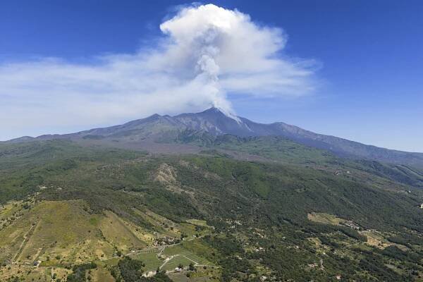 Sicilská Etna na sebe upozornila začátkem června. Foto: ČTK / AP / Giuseppe Distefano