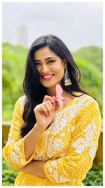 Shweta Tiwari-Inspired Suit & Saree Looks to Elevate Your Navratri Style