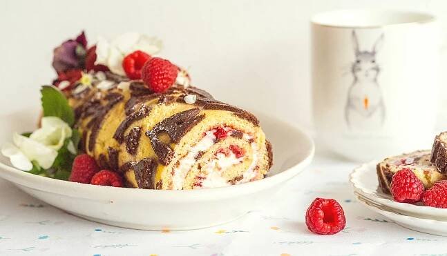 Recept na nadýchanou roládu a tipy na zdobení korpusu malovanými vzory – Tchibo