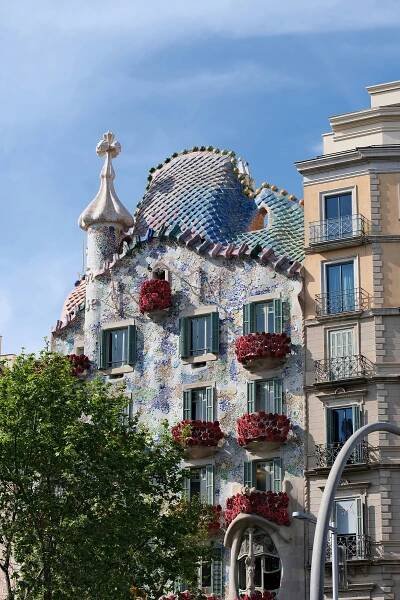 Facade Casa Batllo by Antoni Gaudi Organic Geometry Urban Transformation olga pukhalskaya eNisvyBfI unsplash