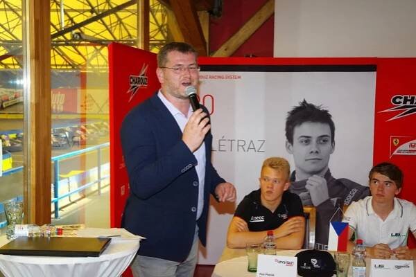 Co mají společného jezdci stáje Charouz Racing System a krásky z České Miss? - Tojesenzace.cz