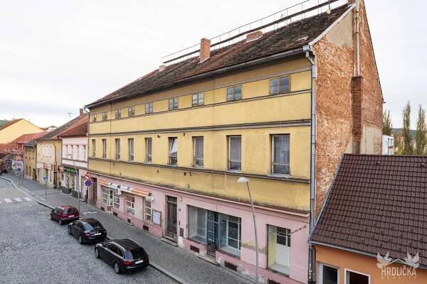 Bytový dům s komerčními prostory v centru města Strakonice | Hrdlička reality