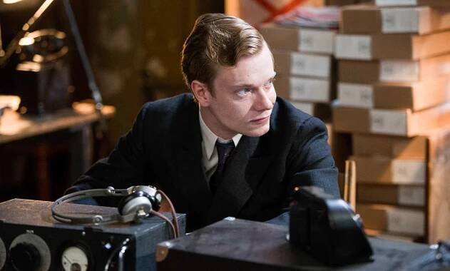 Nepříteli nablízku - Epizoda 1 - Z filmu - Alfie Allen