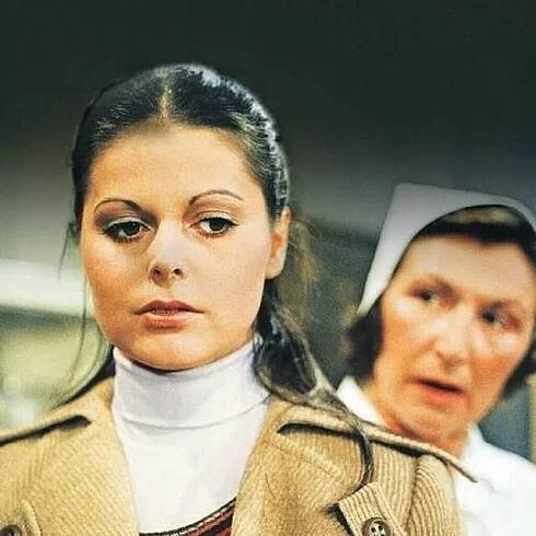 Andrea Čunderlíková coby zdravotní sestra Ina v seriálu Nemocnice na kraji města. Její tchyni si zahrála Nina Popelíková.