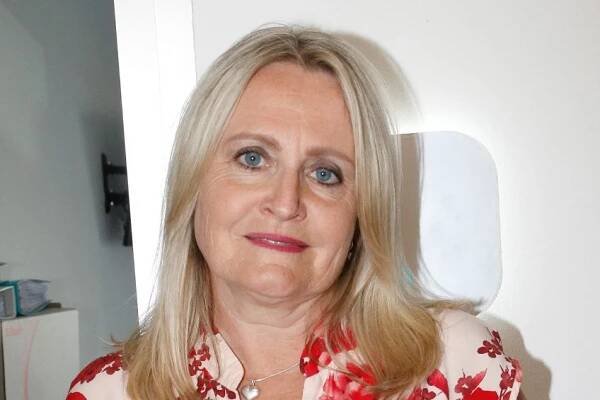 Regina Řandová ženila syna. Pršelo, ale pro dabérku je to symbol štěstí
