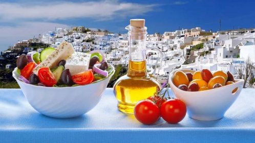 Příprava klasického řeckého salátu