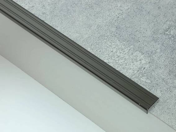 Schodová hrana 24,5x10 mm tmavý bronz Küberit samolepicí