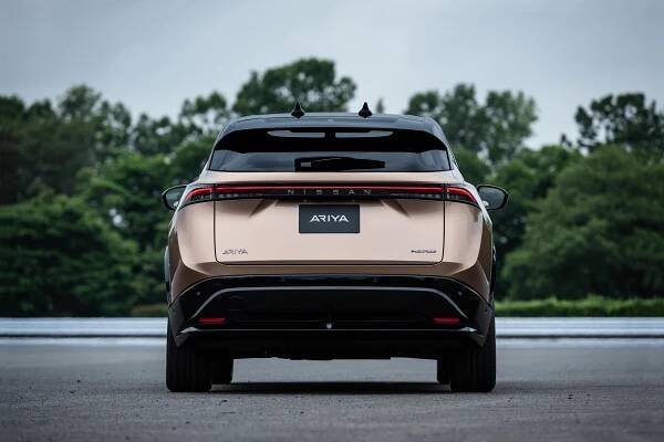 Nissan představuje elektrické SUV Ariya, zaujme výkonem i dojezdem