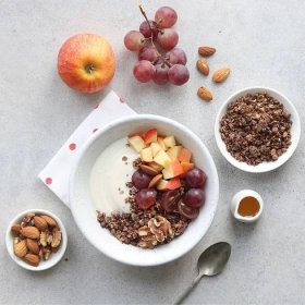 Jogurtová miska s müsli, ovocem a ořechy
