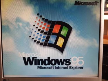 Starý počítač windows 95 - Počítače a hry