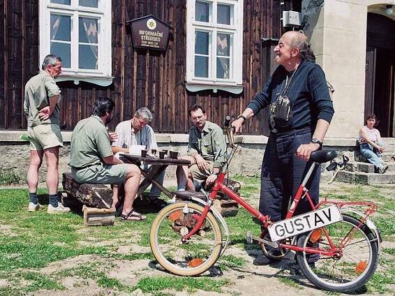 Gustav Ginzel u Muzea na Jizerce v roce 1996.