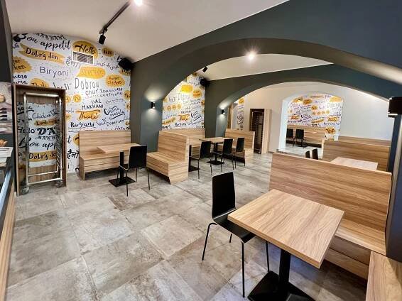 Indické degustační menu pro dva: polévka, butter chicken, dal a masala i lassi či zázvorové pivo