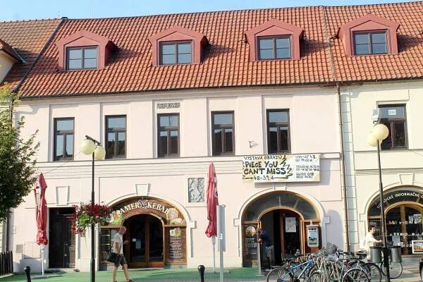 Hlinkovy domy na poděbradském náměstí vedle radnice.