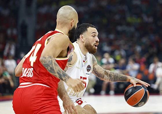 Mike James (u míče) z Monaka v zápase s Olympiakosem, brání ho Evan Fournier.