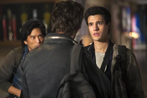Falling Skies - Eight Hours - Z filmu - Peter Shinkoda, Drew Roy