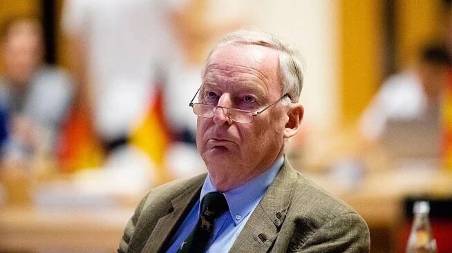 „Žádné vodní radovánky pro nácky.” Šéfovi AfD ukradli oblečení, domů šel v plavkách - Novinky