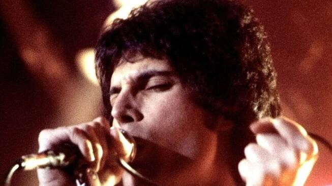 Freddie Mercury světu oznámil, že má AIDS a druhý den zemřel. Jeho ostatky jsou ukryté, ani rodiče neví kde