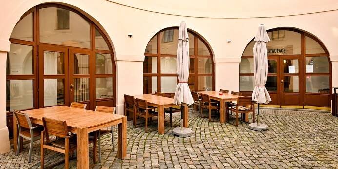 Chodovská tvrz: tři druhy masa na lávových kamenech i s karafou vína pro 2 osoby