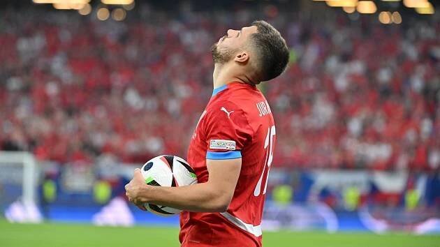 Jurásek proti fotbalovým gigantům, Turci berou hvězdy i na dluh, vláda pomůže