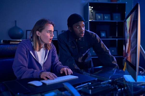 Start the Fck Up - Superior - Z filmu - Olga von Luckwald, Kelvin Kilonzo