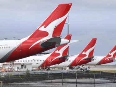 Qantas: outsourced baggage handler says one in 10 bags not making flights at Sydney domestic terminal