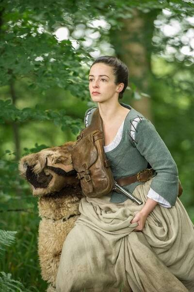 Cizinka - Pátrání - Z filmu - Laura Donnelly
