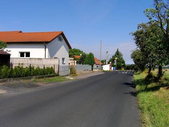 Soubor:Popovičky, Chomutovice, main street.jpg
