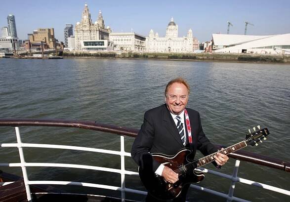 Spevák Gerry Marsden, preslávený hymnou pre FC Liverpool, zomrel. Jeho úmrtie nesúviselo s covidom