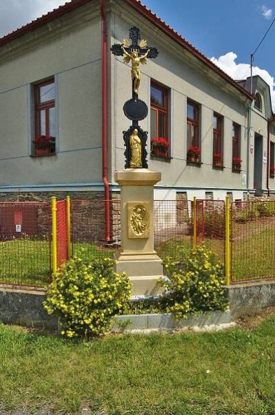 Kříž na křižovatce před školkou