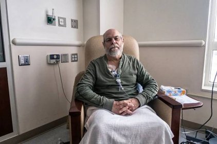 senior man clinic ambulantní během chemoterapie rakoviny iv infuze - chemoterapie - stock snímky, obrázky a fotky