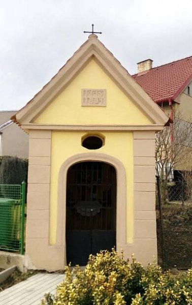 Soubor:Mokré (Litvínovice), niche chapel (02).jpg – Wikipedie