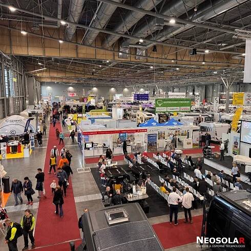 Fotografie z veletrhu Caravaning Brno 2024 | Solární panely, měniče napětí, baterie, nabíječky 