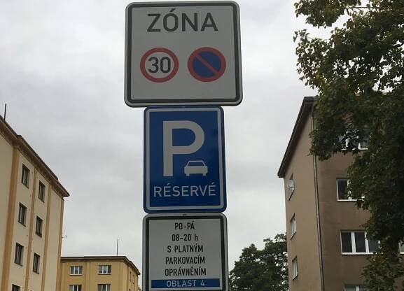 Každý rezident by podle návrhu Prahy 4 mohl pro své návštěvy včetně řemeslníků elektronicky poskytnout v rámci aplikace ročně sto hodin parkování zdarma.