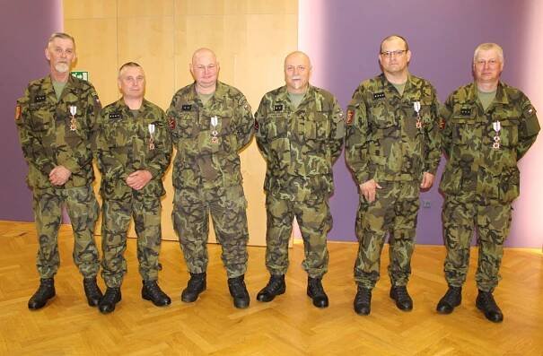 Ocenění vojáků aktivní zálohy za 20 let služby | KRAJSKÉ VOJENSKÉ VELITELSTVÍ HLAVNÍ MĚSTO PRAHA