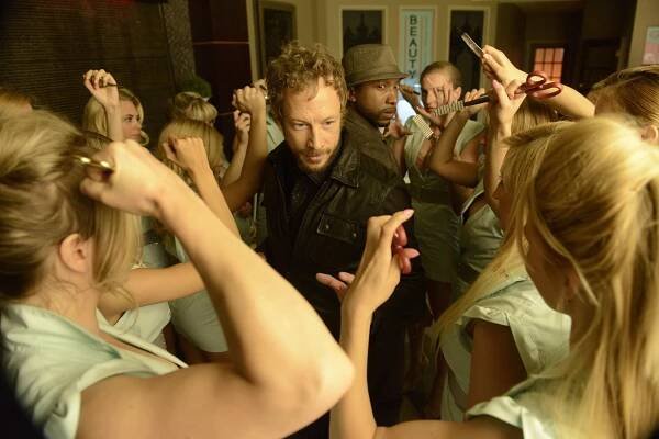 Dívka odjinud - Sleeping Beauty School - Z filmu - Kris Holden-Ried, K.C. Collins