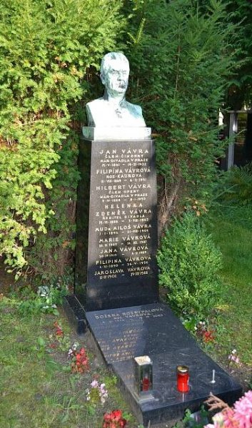 Soubor:Jan Vávra hrob Vinohradský hřbitov.jpg – Wikipedie