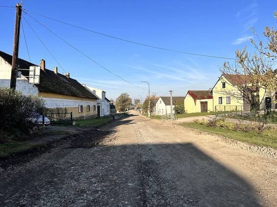 Z farmy se kvůli uzavírce silnice stala nedobytná pevnost. Úroda hnije na poli