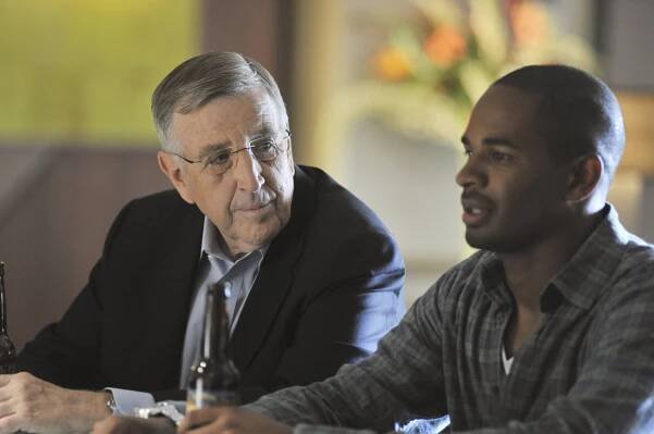 Šťastní až do smrti - Lying Around - Z filmu - Brent Musburger, Damon Wayans Jr.