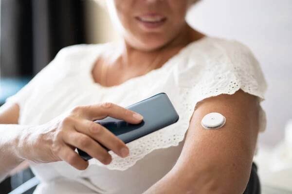 Hladinu glukózy lze zjistit i pomocí kontinuálního glukometru v mobilním telefonu
