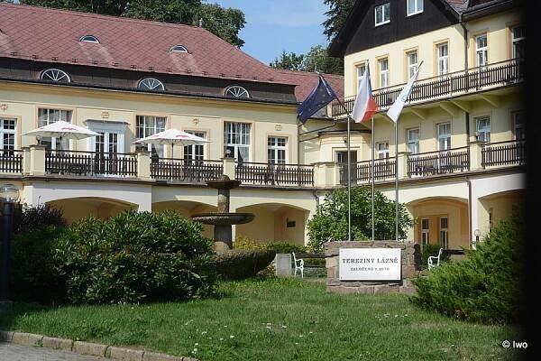 Kašna na nádvoří Tereziných lázní v Dubí – cokolivokoli.cz