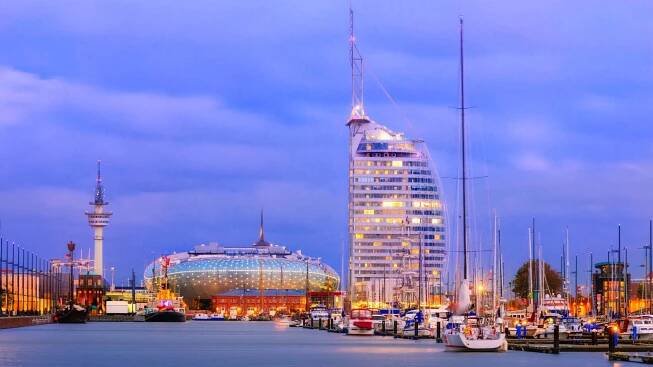 Bremerhaven mit Yachthafen und moderner Skyline in der Dämmerung