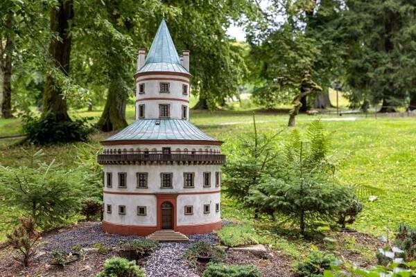 Čtenáři výletují: Park Boheminium v Mariánských Lázních aneb 75 zmenšenin