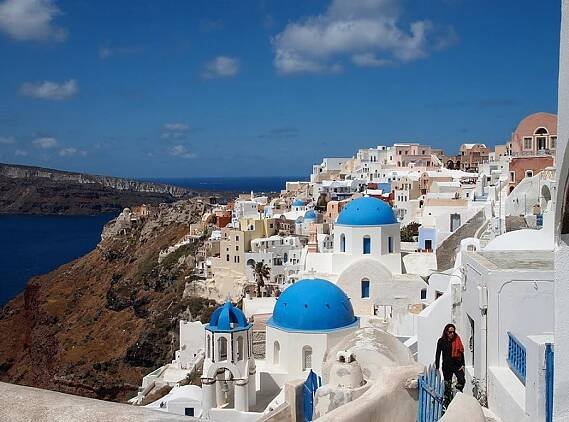 Dedinka Oia s bielymi domami